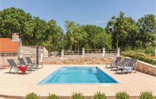 Awesome Home In Studenci With Jacuzzi - Studenci - 4