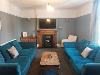 Llandudno apartment, quirky pub with tropical beer garden - Llandudno - 0