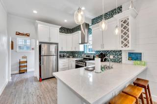 Sea-Esta Completely Renovated 2 Story Home Only 1,5 Blocks to the Beach! home - Galveston - 2