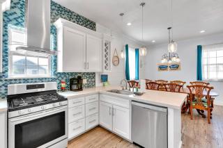 Sea-Esta Completely Renovated 2 Story Home Only 1,5 Blocks to the Beach! home - Galveston - 1