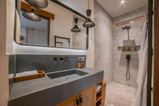 Apartment Seabreeze 1 - Amazing Sunset Penthouse-2bdr with pool-Beachfront - Canggu - 4