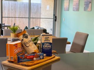 Tropical Ocean Vibe Holiday House in Strathpine - Strathpine - 5