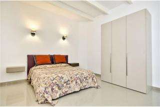Four Bedroom Typical Maltese Townhouse - One Minute Away From The Seafront - Sliema - 3