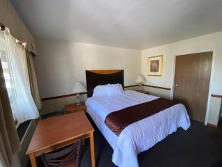 Town and Country Inn - 3