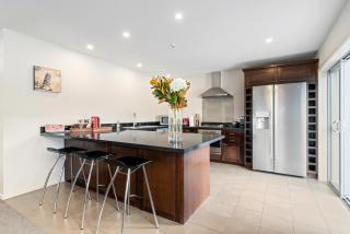 Lakefront Penthouse Apartment with 270-degree view - Queenstown - 5