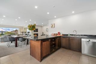 Lakefront Penthouse Apartment with 270-degree view - Queenstown - 4