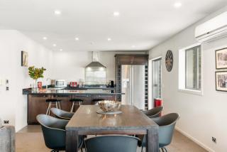 Lakefront Penthouse Apartment with 270-degree view - Queenstown - 2