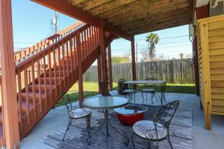 PERFECT location spacious yard coffee bar at this lovely beach home - Galveston - 2