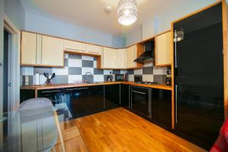 Royal Harbour Retreat - Stunning views, balcony, right on harbour, by the beach - 7