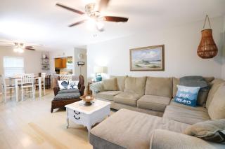 SUNNY DAZE Walk to Beach 2 Decks Pet Friendly Has a Mini Bar - Galveston - 8