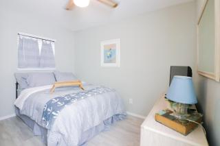 SUNNY DAZE Walk to Beach 2 Decks Pet Friendly Has a Mini Bar - Galveston - 4