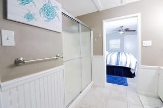 SUNNY DAZE Walk to Beach 2 Decks Pet Friendly Has a Mini Bar - 1