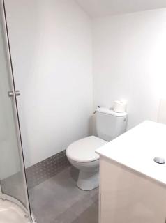 10 - Joli studio avec deux lits, tout équipé pour 1, 2 ou 3 personnes maximum, vue sur parc arboré, parking privatif gratuit, grand fourgon possible, tout le linge de maison est fourni - Razac-sur-lʼIsle - 2