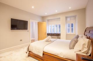 Stylish 2 Bedroom Apartment In Park Circus, West End - 6