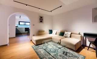 Stylish City Apartment - 6