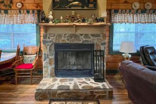 Serene Cabin in the Smokies with 2 Decks and Hot Tub! - Waynesville - 4