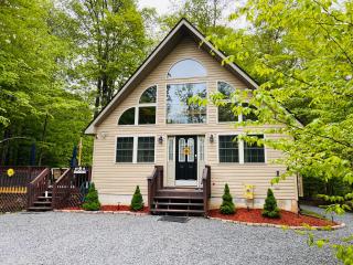 Nature Escape Resort to unwind and enjoy Private Deck, Hot Tub, BBQ Grills, paddleboats, access to all amenities at Arrowhead Lake 3 Pools, 4 white sand Beaches, 2 Lakes and MORE - Thornhurst - 0