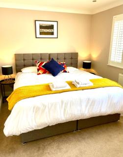 NEW! Luxury YELLOW HOUSE Bright Modern Detatched Home with PRIVATE PARKING, NETFLIX Close Luton, M1, and AIRPORT Ideal for Families, Professionals, Consultants, LONGER STAY OPTIONS - Caddington - 8