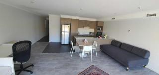 Dana-Cozy Studio with Shared Entry in the City - 6