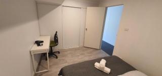 Dana-Cozy Studio with Shared Entry in the City - 8