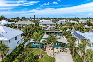 Lazy Lagoon: On Canal, Pool, Boat Dock, 2 blocks to Beach by Anna Maria Life Vacation Rentals - 9