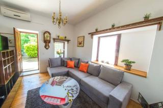 Charming Cottage - 2