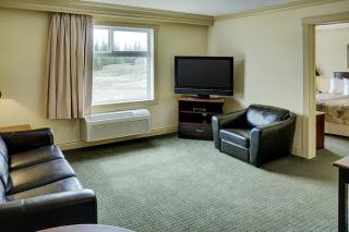 Ramada by Wyndham Hinton - 8