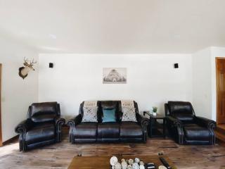 Kathys Cabin, King Bed, Hot Tub, Near-NAU & Downtown attractions, Perfect Year-Round Mountain Getaway - Flagstaff - 3