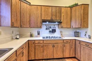 Kathys Cabin, King Bed, Hot Tub, Near-NAU & Downtown attractions, Perfect Year-Round Mountain Getaway - Flagstaff - 1