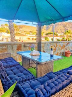 The perfect place to relax Bedroom with hot tub, beautiful tropical garden area. Bbq and big open spaces through all the house.It is located in a quiet place, but still 5 min away from the touristic Puerto Rico and walking distance from the beach - 2