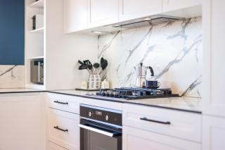 Deja Blue- free garage parking - 2