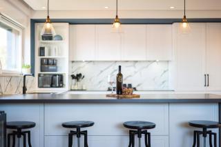 Deja Blue- free garage parking - 5