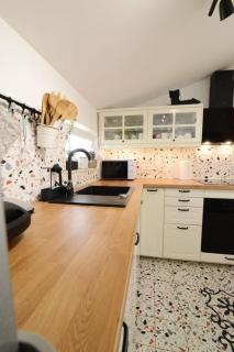 Iva Residence, sea view and free parking - 1
