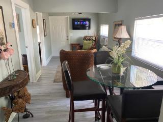 Key West House Fenced Backyard 3 Bedroom Close to Palm Beach! MONTHLY RATES!! - Lake Worth - 1