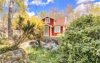 Three-Bedroom Holiday Home In Brakne Hoby - 1