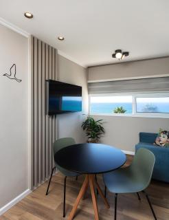 Sea View Stylish 1BR with Balcony by Beachfront Stay - Herzelia - 6