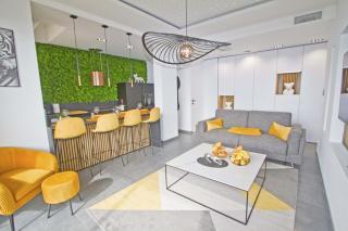 Luxury Garden Jacuzzi Promenade - 7