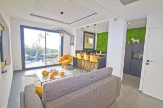 Luxury Garden Jacuzzi Promenade - 9