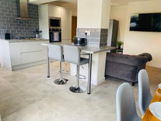 Modern Family Home with Off-Road Parking - Cardiff - 8