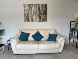 Modern Family Home with Off-Road Parking - Cardiff - 4