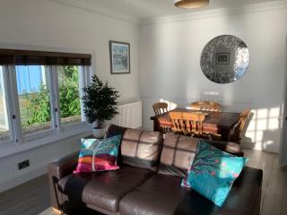 Promenade Apartment with own Beach Hut - Totland - 8