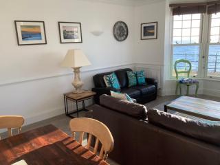 Promenade Apartment with own Beach Hut - Totland - 7