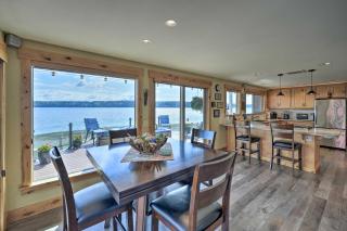 Similk Bay Retreat with Deck, Fire Pit and Hot Tub! - Anacortes - 7