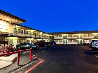 Budget Inn & Suites - 8