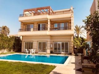 Lovely Villa 5- bedroom with Overflow Pool with Nice Garden at Green Oasis Resort - Alexandria - 3