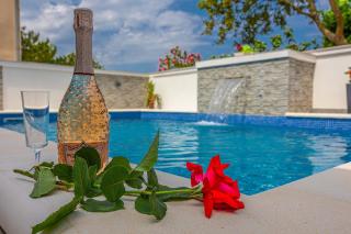 Holiday home Dusak with swimming pool and jacuzzi - Dramalj - 0