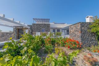 Golden Sunrise Suites in Santorini - Kamari - 1