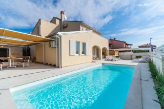 Villa mit Salzwasserpool, Billard, Tischtennis und in Strandnähe - Pula - 0