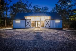"The Barndo" 4BR Luxury Cabin, Hot Tub, Fire Pit, Bunks, Arcades, Playhouse! - Broken Bow - 0