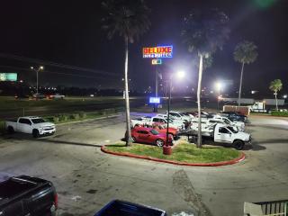 Deluxe Inn and Suites - 1